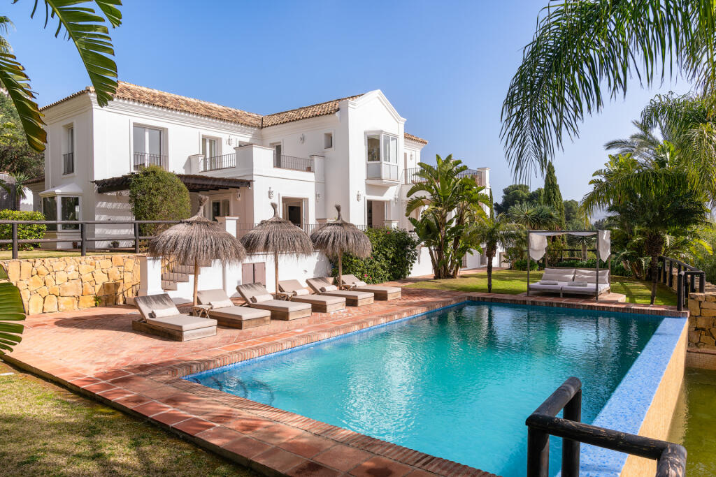 6 bedrooms Villa in Marbella, Spain No. 48746