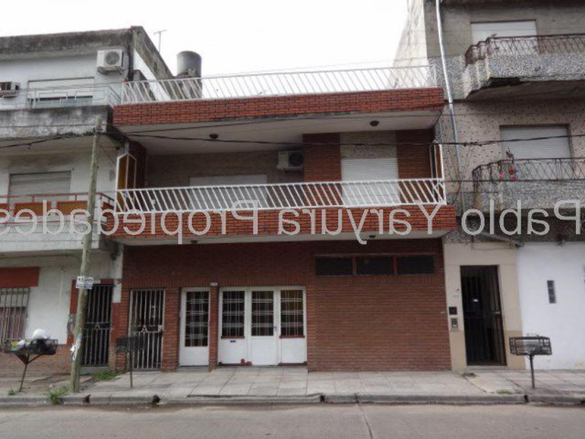 Casa de 4 dormitorios en Tres de Febrero, Argentina No. 15771