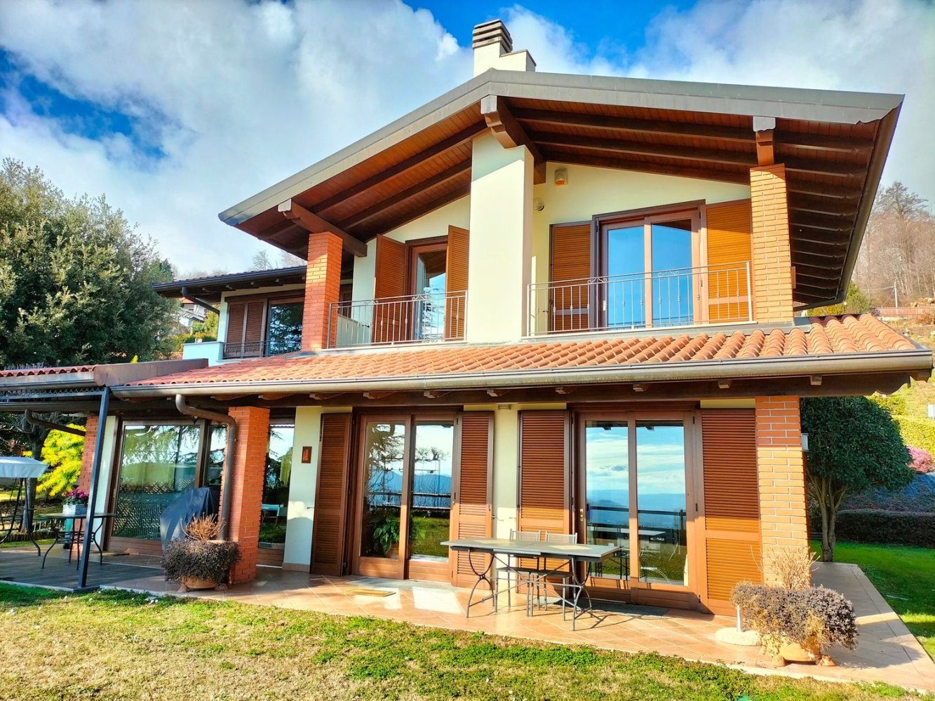 10 rooms Villa in Nebbiuno, Italy No. 24292