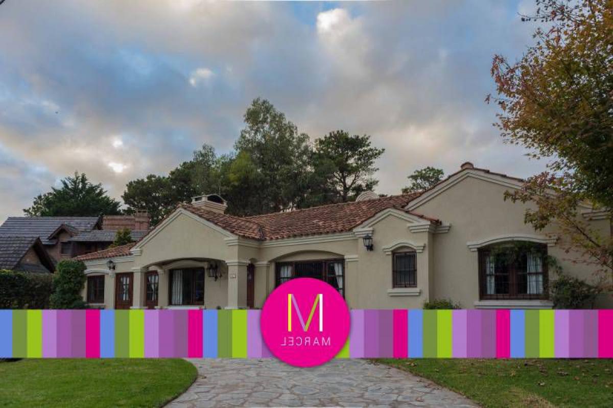 3 bedrooms House in Mar del Plata, Argentina No. 101493