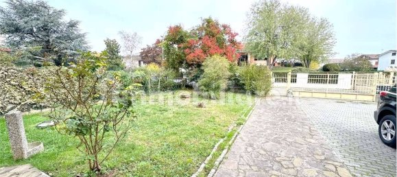 4 bedrooms Villa in Basaluzzo, Italy No. 215803 2