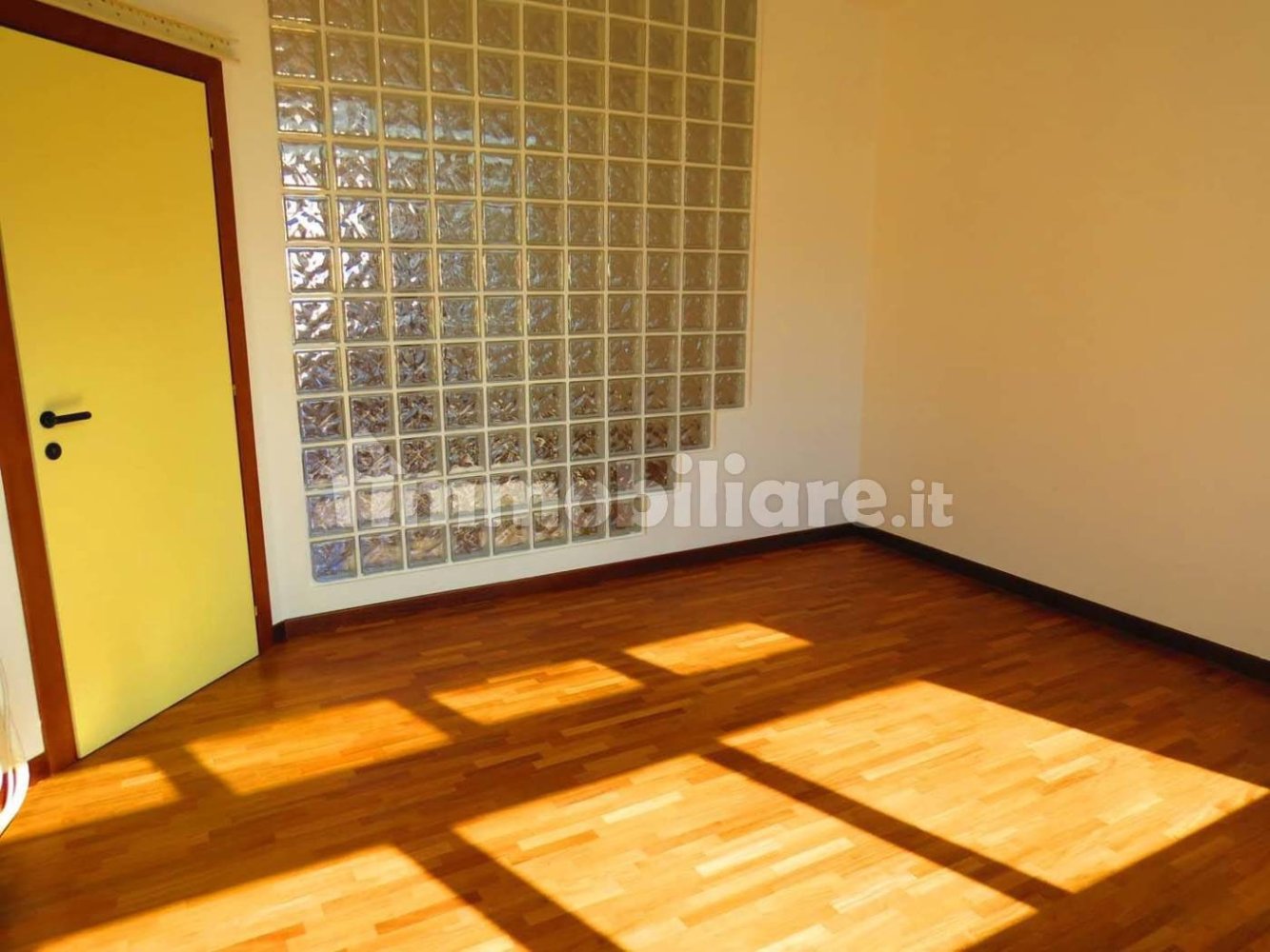 4 rooms Office in Rottofreno, Italy No. 135996