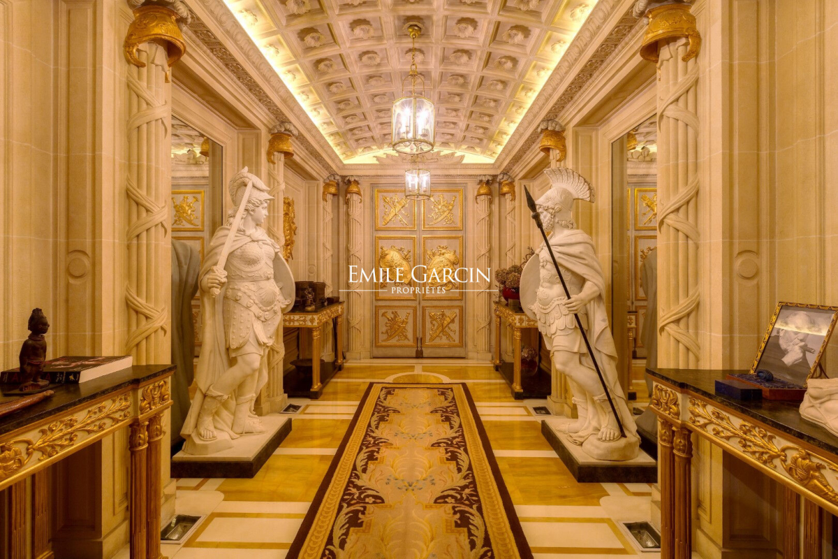 5 rooms Townhouse in Paris, France No. 182616