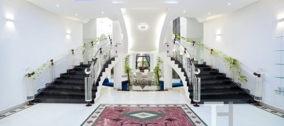 7 bedrooms Villa in Emirates Hills, UAE No. 94401 2