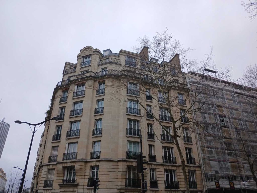 3 bedrooms Apartment in Paris, France No. 161822