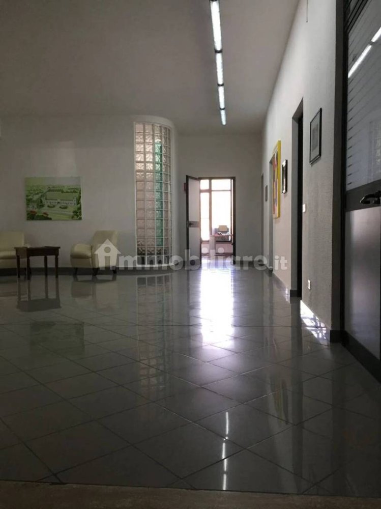 230m² Office in Catanzaro, Italy No. 342972