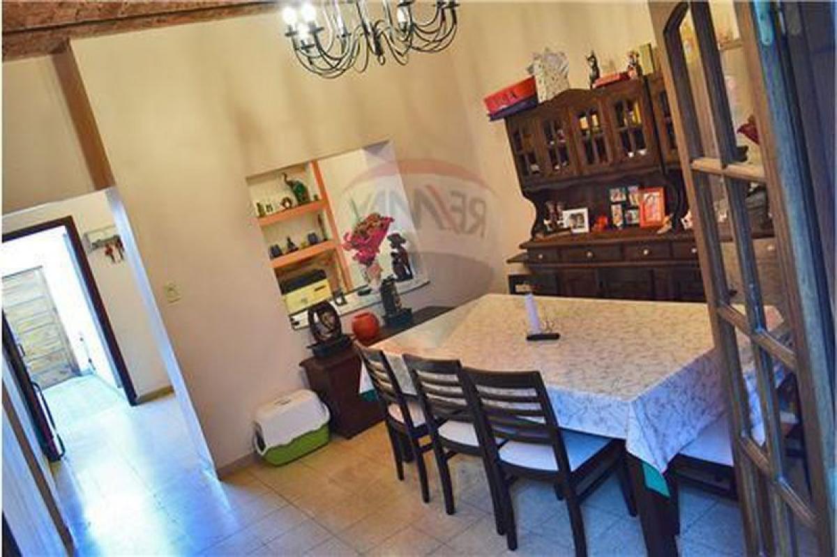 Casa de 2 dormitorios en Buenos Aires, Argentina No. 69803