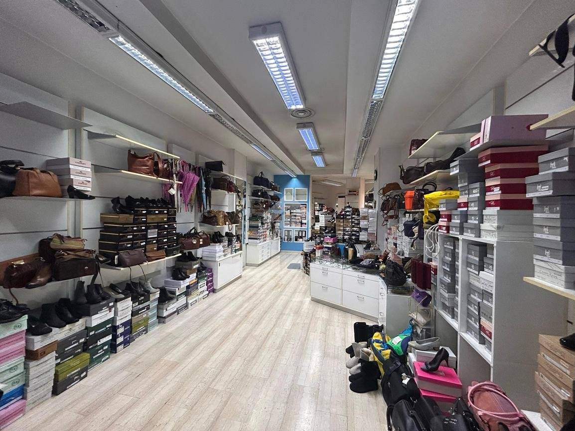 2-Zimmer Gewerbliche Immobilie in Monza, Italy, Nr. 208413