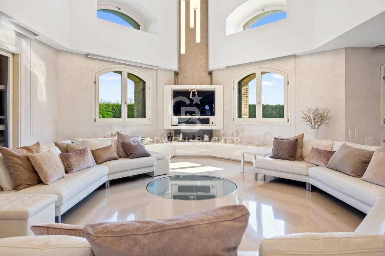 5 rooms Villa in Mezzago, Italy No. 30553