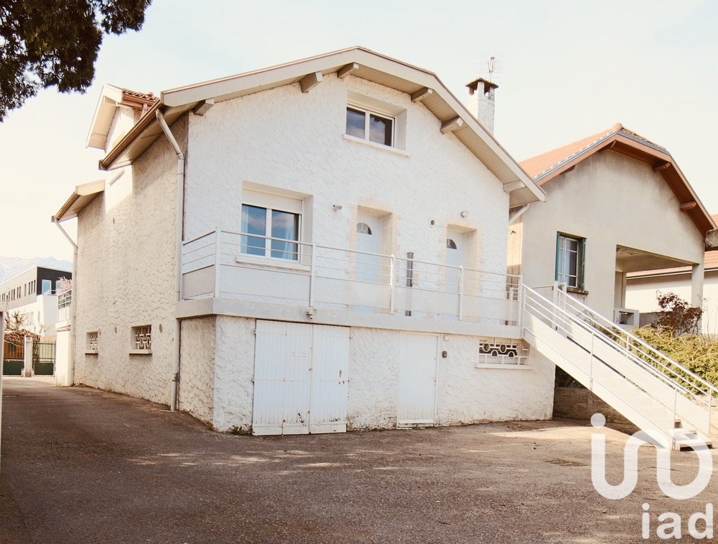 171m² Building in Eybens, France No. 240076