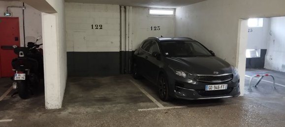 Parking à Paris, France No. 328112 2