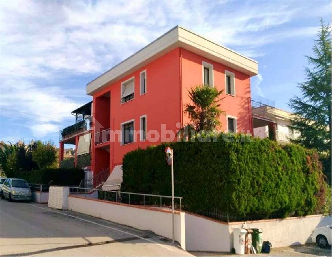 Oficina de 5 habitaciónes en Castelfidardo, Italy No. 67338