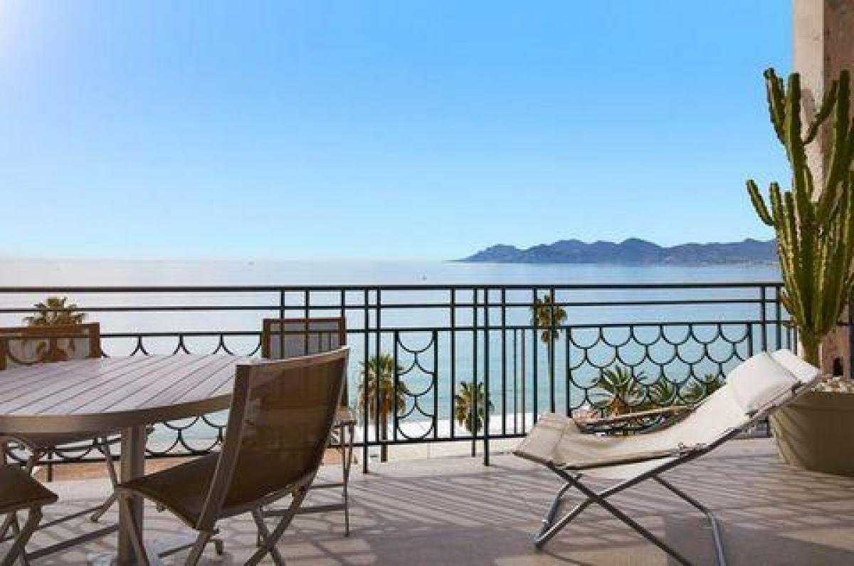 3 bedrooms Condo in Cannes, France No. 3079