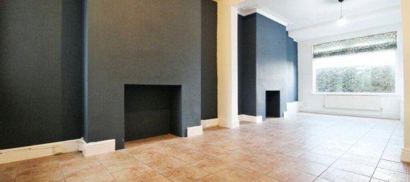 3 bedrooms House in Barry, United Kingdom No. 2718 3