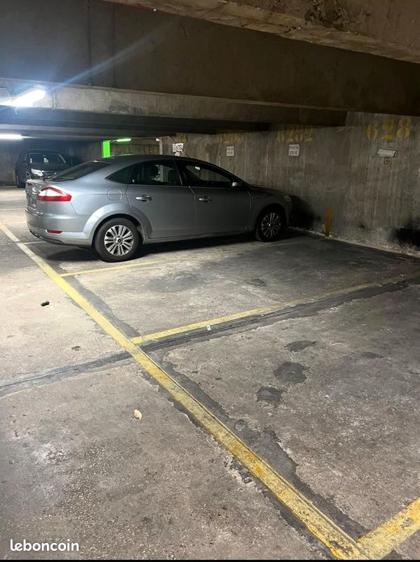  موقف سيارات في Paris, France رقم 360724