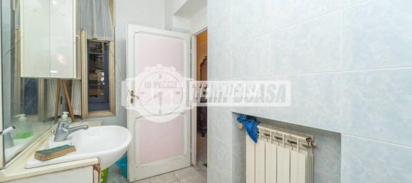 3 rooms Apartment in Rome, Italy No. 83721 23