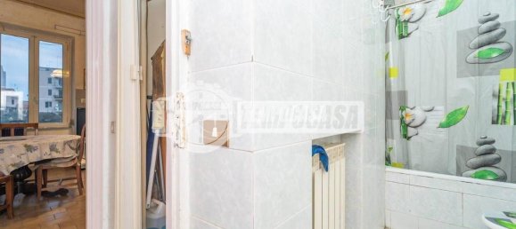 3 rooms Apartment in Rome, Italy No. 83721 22