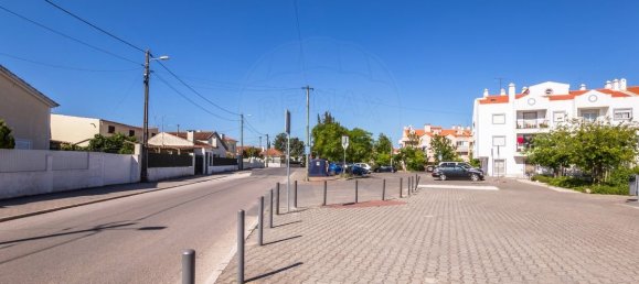 204m² Commercial property in Setubal, Portugal No. 141098 8