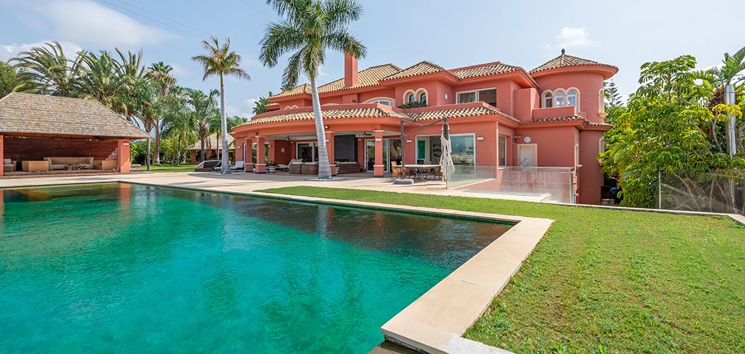 8 bedrooms Villa in Estepona, Spain No. 55334