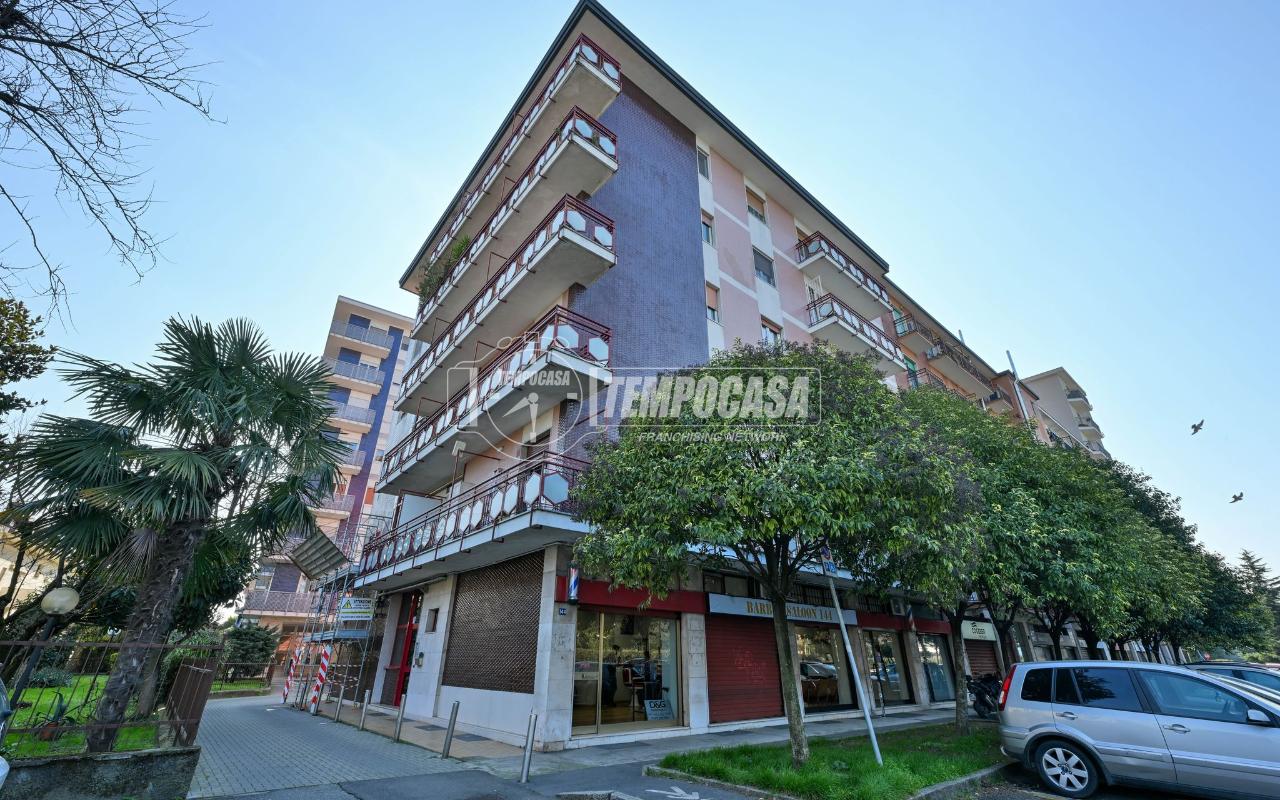 Квартира с 2 комнатами в Сеграте, Италия № 107234