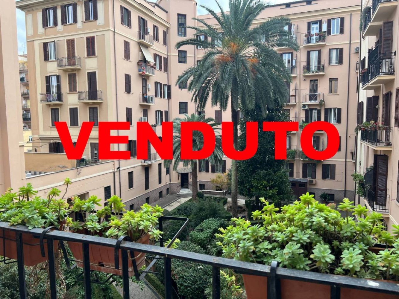 5 bedrooms Apartment in Rome, Italy No. 63953