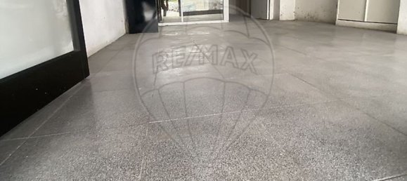 68m² Commercial property in Porto, Portugal No. 64912 3