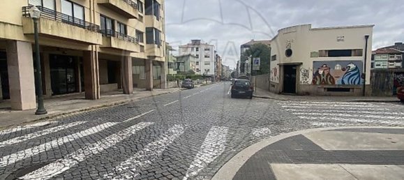 68m² Commercial property in Porto, Portugal No. 64912 2