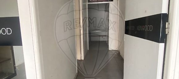 68m² Commercial property in Porto, Portugal No. 64912 5