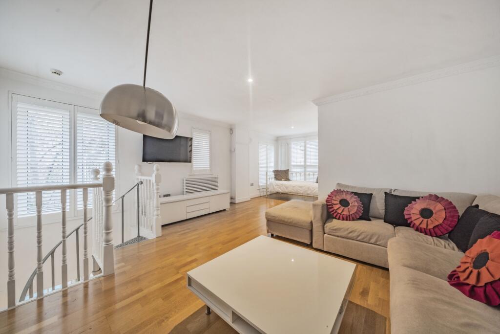 3 bedrooms House in London, United Kingdom No. 13404