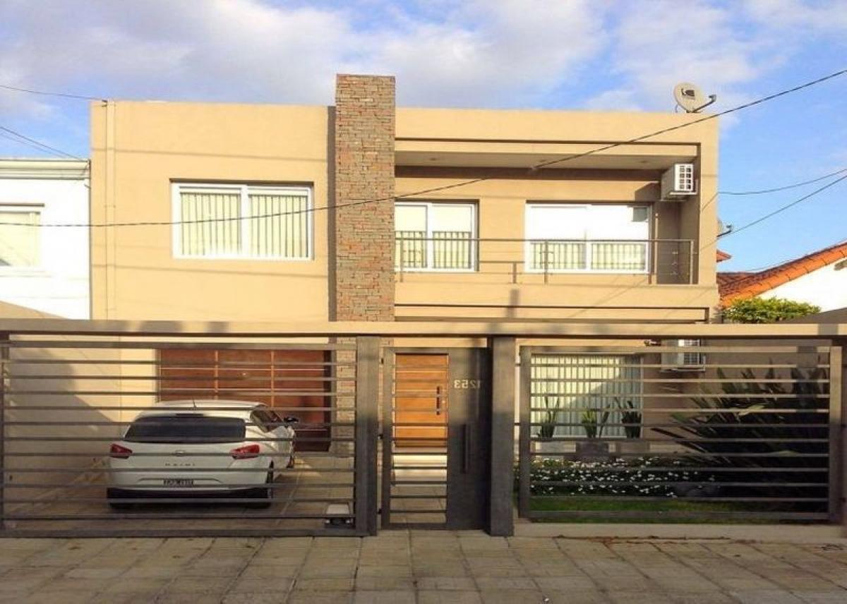 3 bedrooms House in Moron, Argentina No. 16195