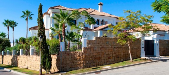 5 bedrooms Villa in Malaga, Spain No. 21075 25