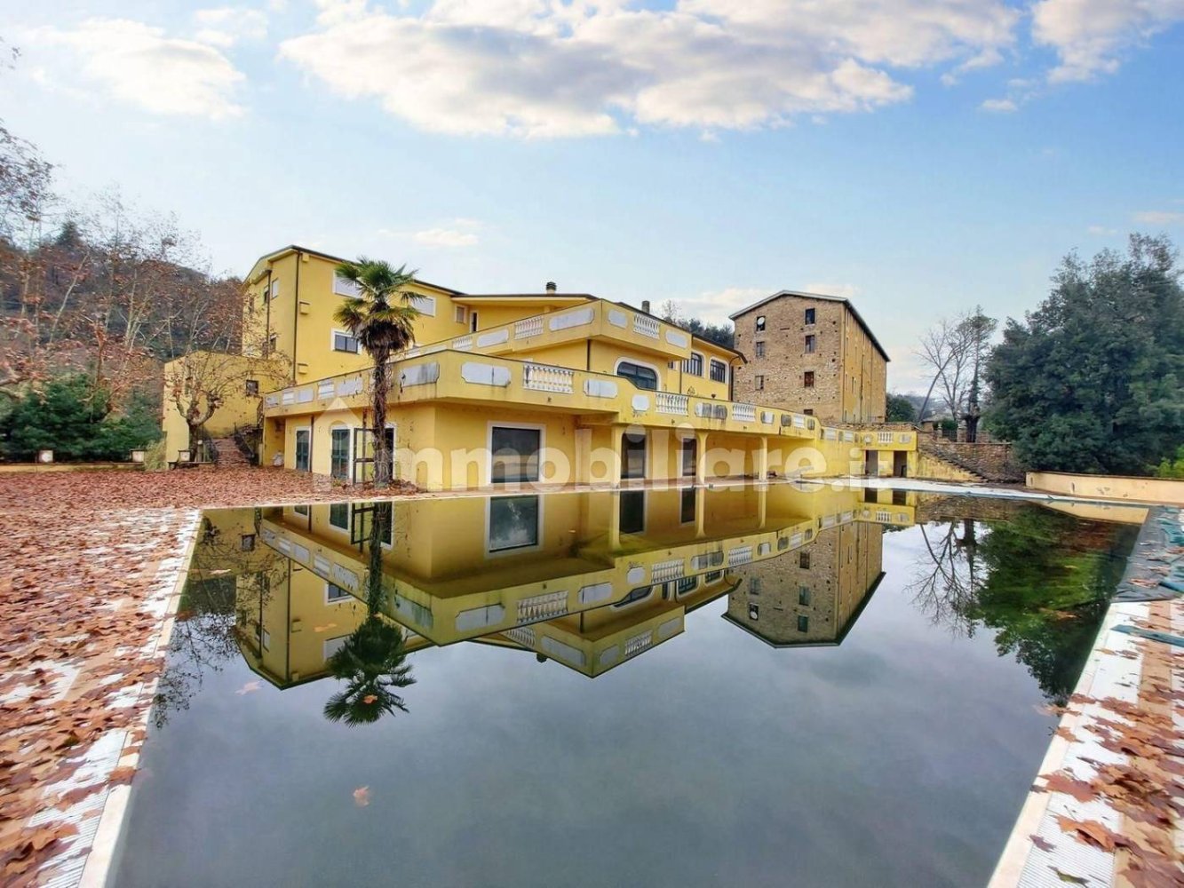 Отель, гостиница с 18 спальнями в Монте Сан Джованни Кампано, Италия № 51593