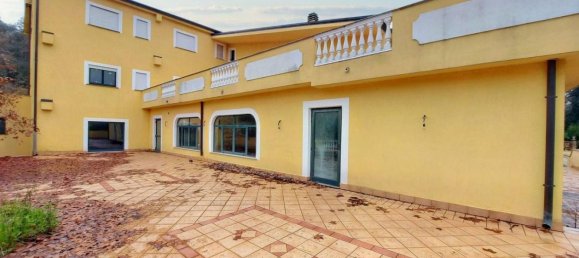 Отель, гостиница с 18 спальнями в Монте Сан Джованни Кампано, Италия № 51593 5