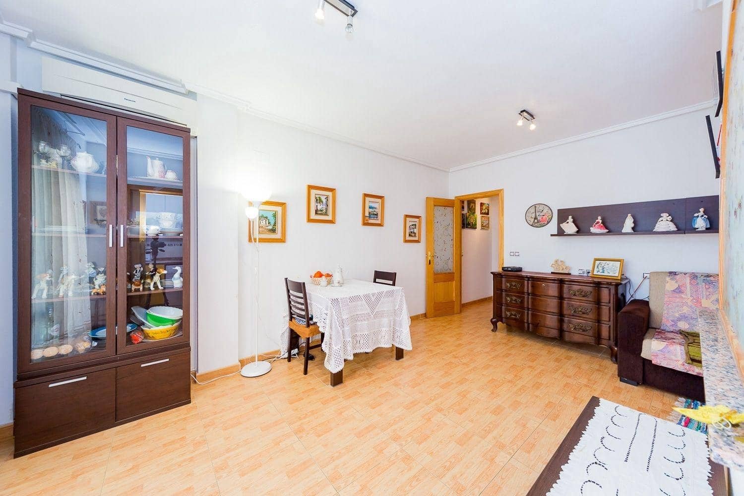 Apartamento de 2 dormitorios en Torrevieja, Spain No. 189494