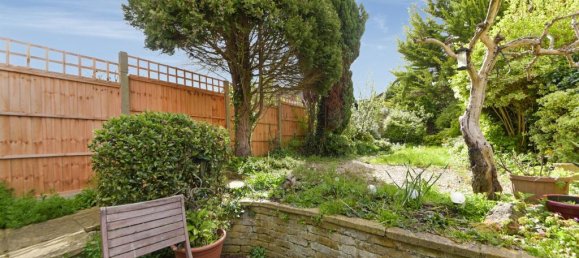 2 bedrooms House in Epsom, United Kingdom No. 9681 5