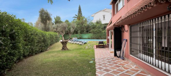 5 bedrooms Villa in Marbella, Spain No. 129888 2