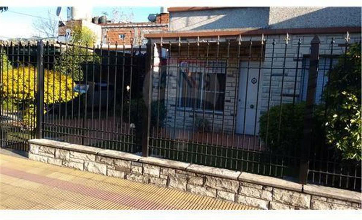 2 bedrooms House in Moron, Argentina No. 63115