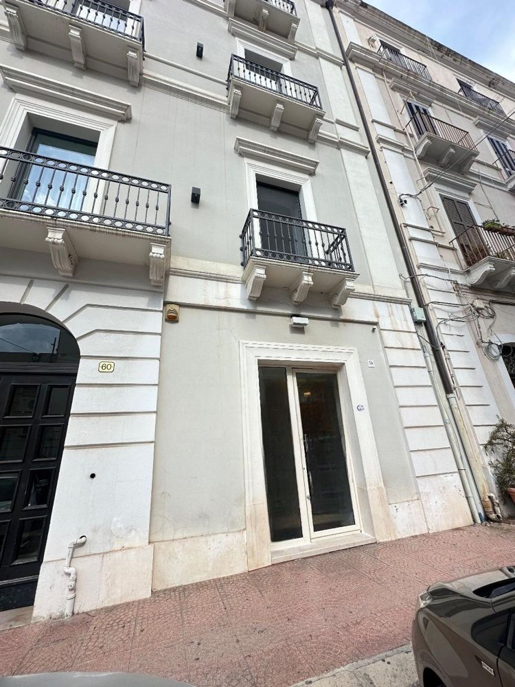 Propiedad comercial en Taranto, Italy 64 m² No. 303380