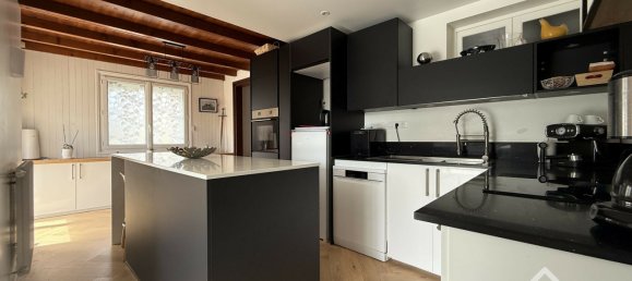 6 bedrooms Villa in Brizambourg, France No. 114345 4