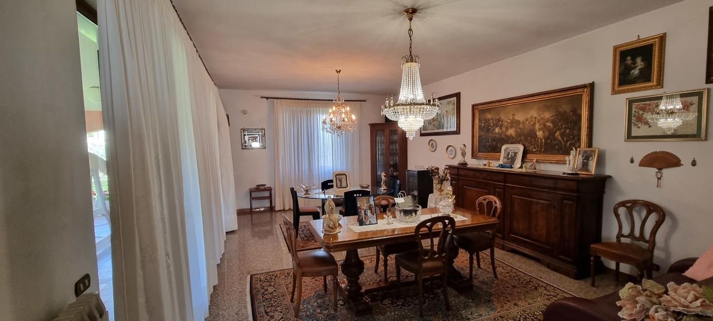 4 bedrooms Villa in Carrara, Italy No. 128560