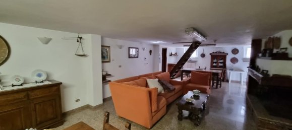 4 bedrooms Villa in Carrara, Italy No. 128560 10