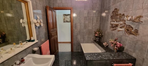 4 bedrooms Villa in Carrara, Italy No. 128560 17
