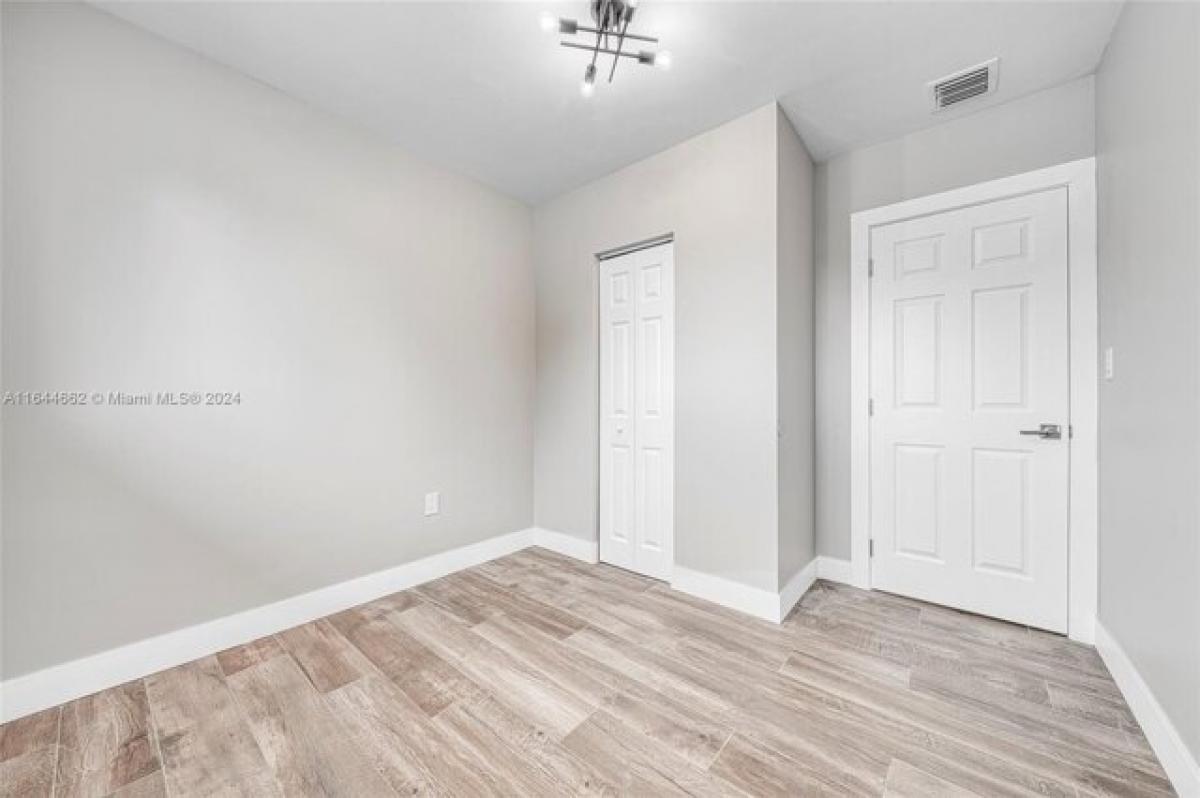 Дом с 4 спальнями в Майами, США № 373526