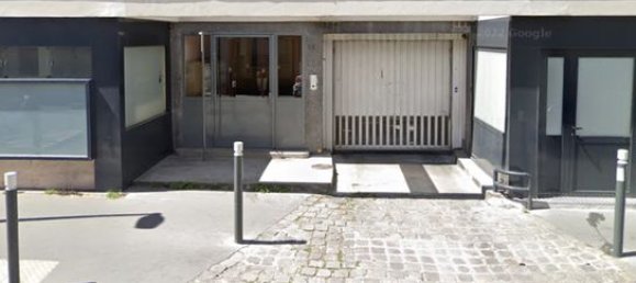 Parkplatz in Seine-Saint-Denis, France, Nr. 353301 2
