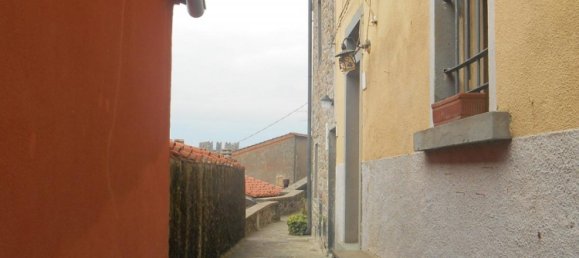 2 bedrooms House in Pescia, Italy No. 154 3