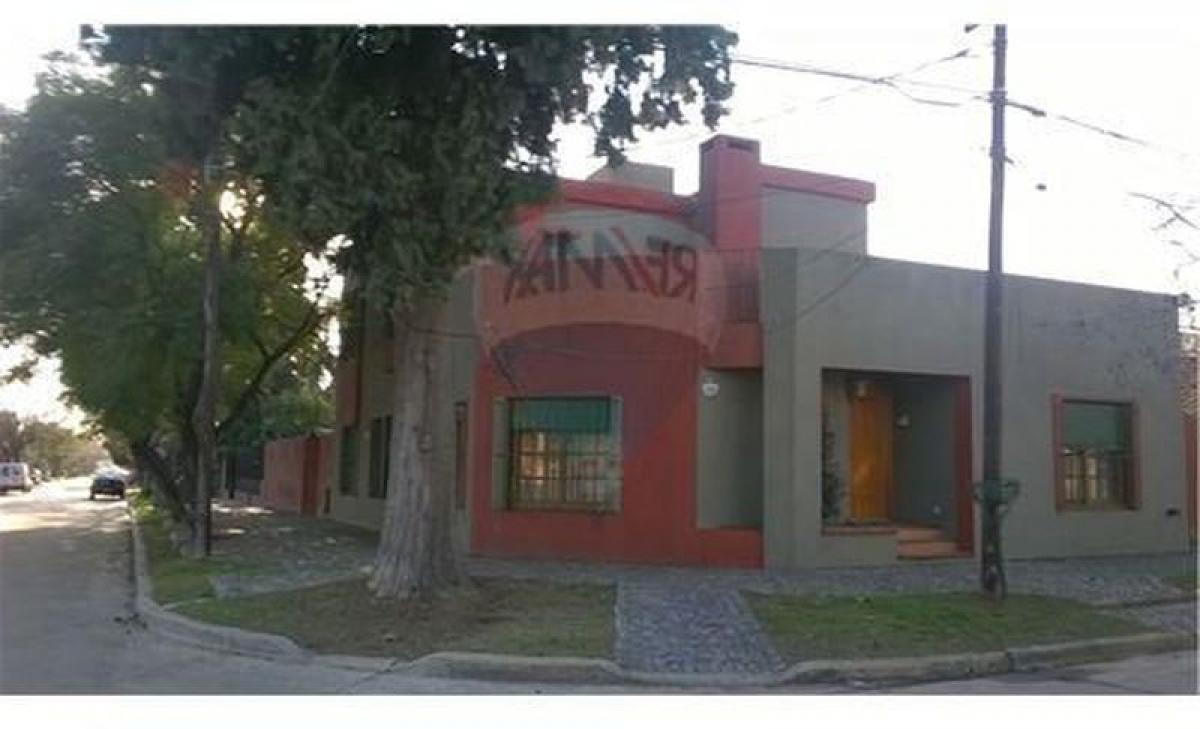 4 bedrooms House in Hurlingham, Argentina No. 56310