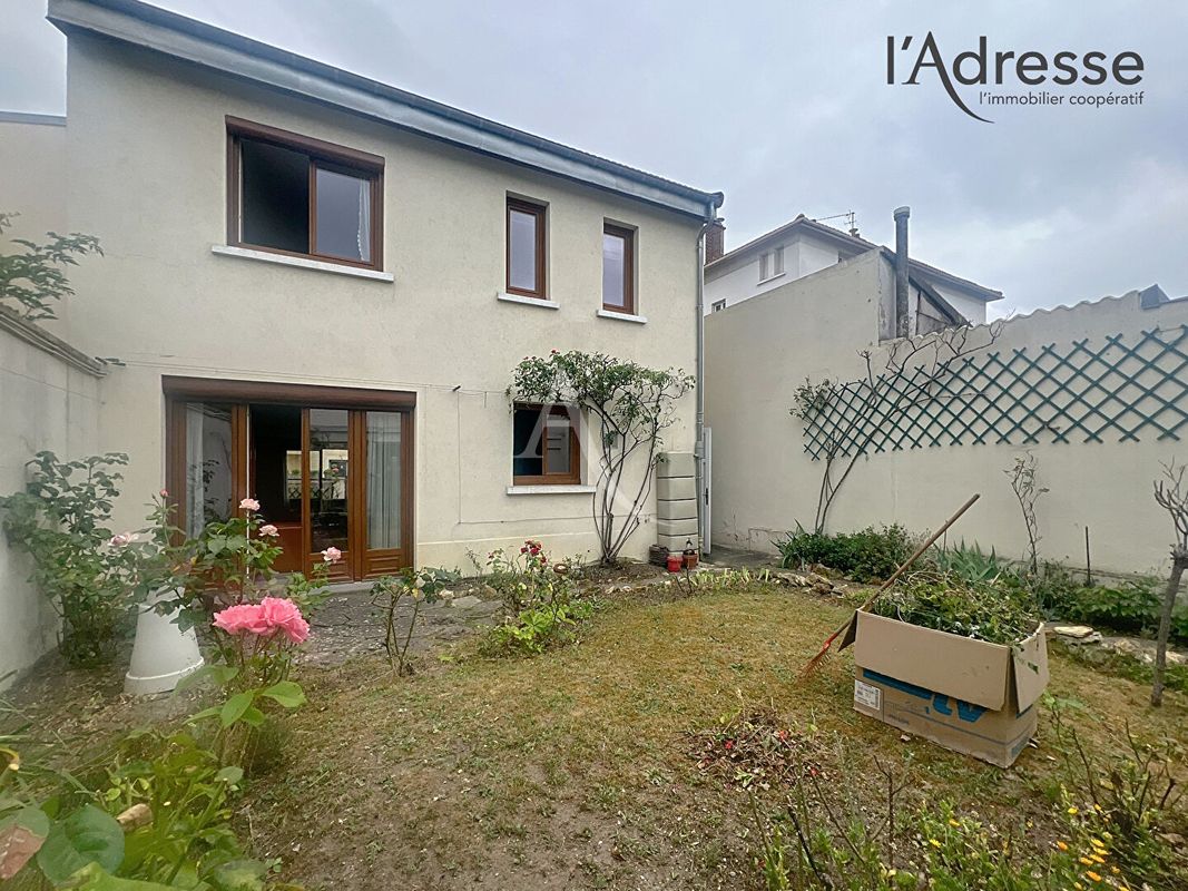 Casa de 3 dormitorios en Suresnes, France No. 299611