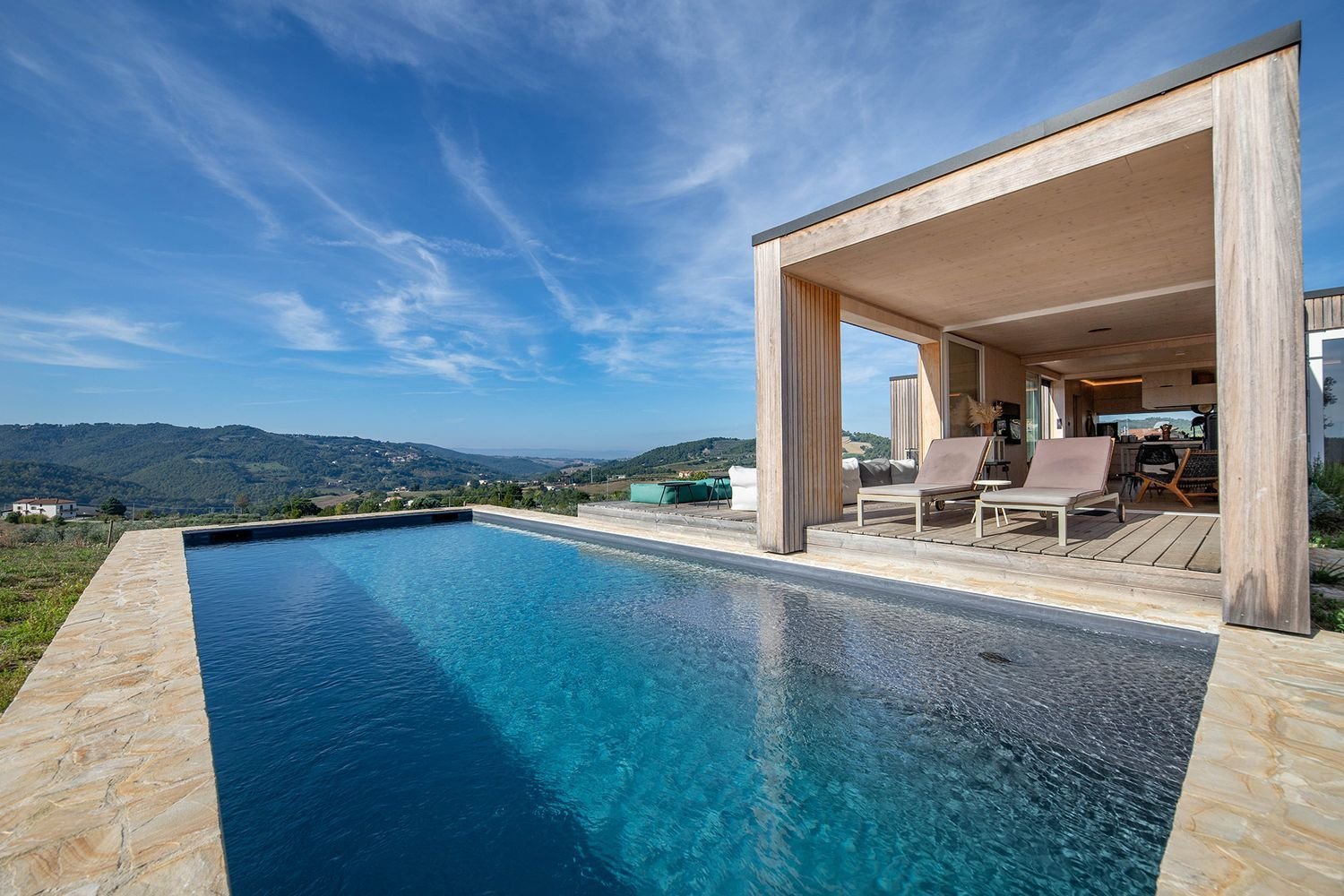 9 rooms House in Gualdo Cattaneo, Italy No. 68579