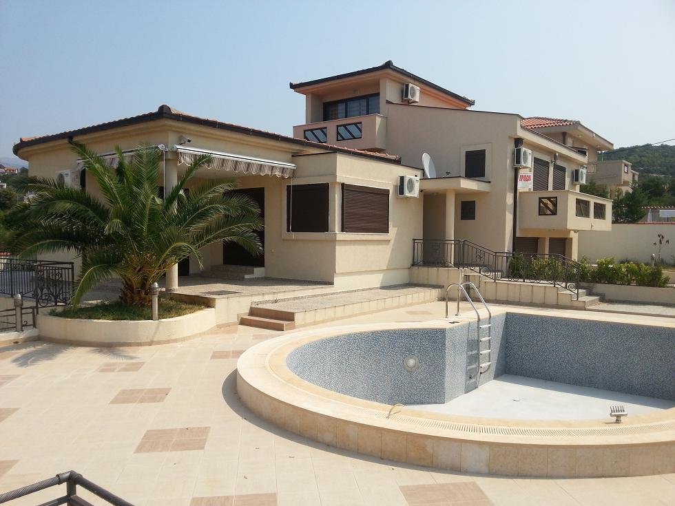 4 bedrooms Villa in Bar, Montenegro No. 402