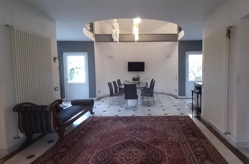 6 rooms Villa in Carrara, Italy No. 38350